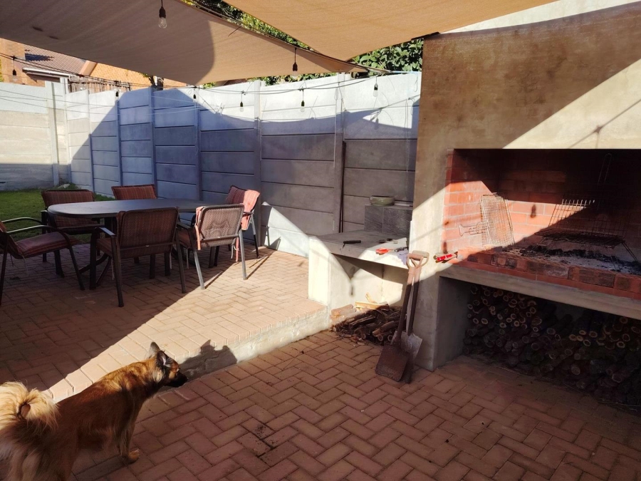 To Let 3 Bedroom Property for Rent in Protea Heights Western Cape